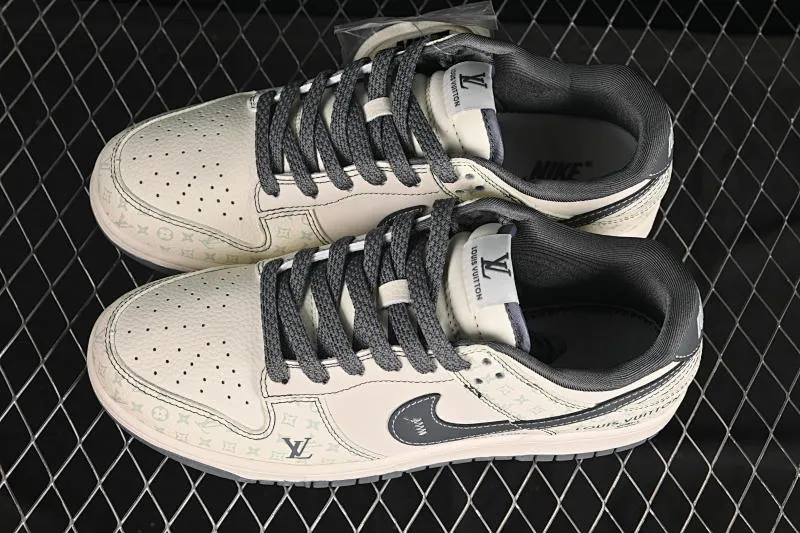 All categories Nk SB Dunk Series Nk SB Dunk Low High-end customized low-top sneakers Nike SB Dunk Low LV joint pattern gray hook Anniversary high-end customized low-top casual sneakers YX5066-366